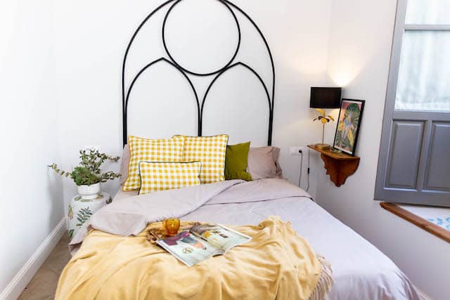 Sabanas para la decoracion textil para dormitorios en color gris y cojines amarillos