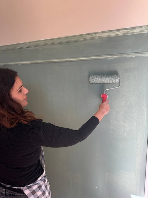Gema aplicando una segunda mano de pintura de pared Matte Wall