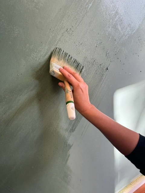 Qué es la pintura limewash y cómo aplicarla: usamos paletina ancha