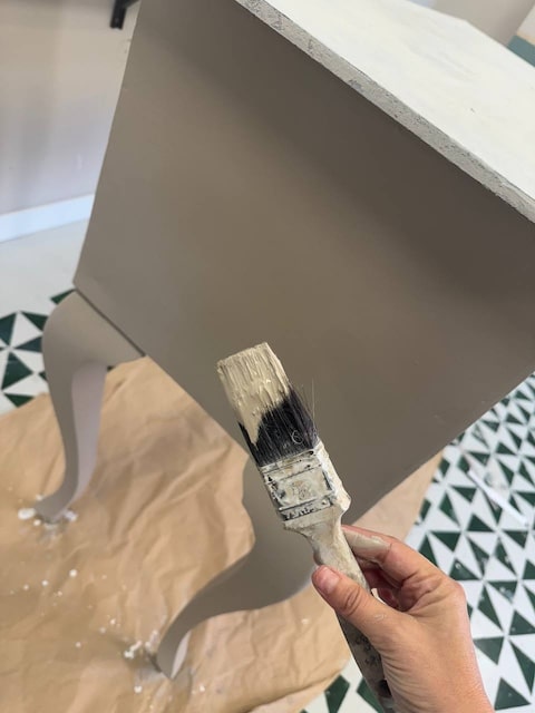 Aplicamos primera mano de pintura Essential color Oliva al mueble