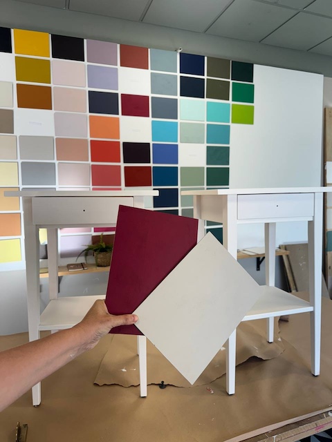 Mesitas de IKEA con muestra color Tierra Mojada y Mora