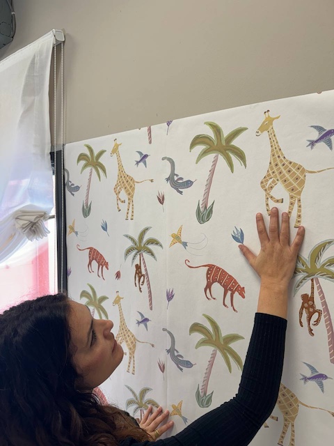 Gema colocando papel pintado Fauna en la pared