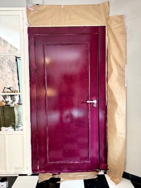Primera mano de pintura en la puerta de entrada