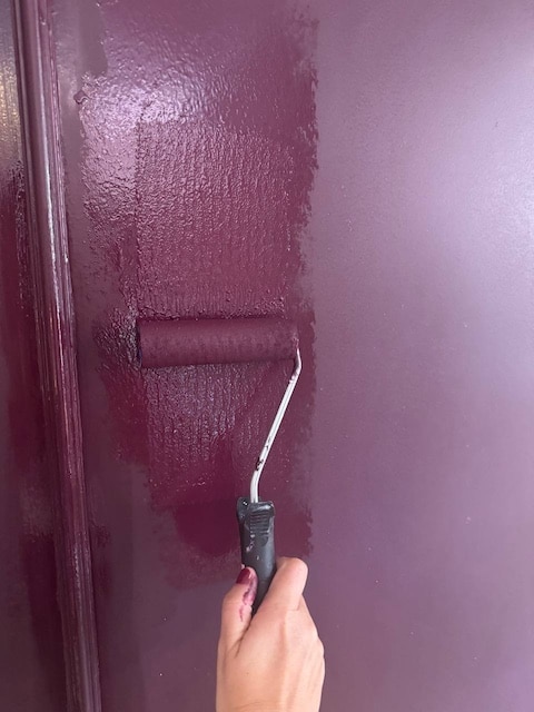 Aplicamos la segunda mano de pintura en la puerta de entrada