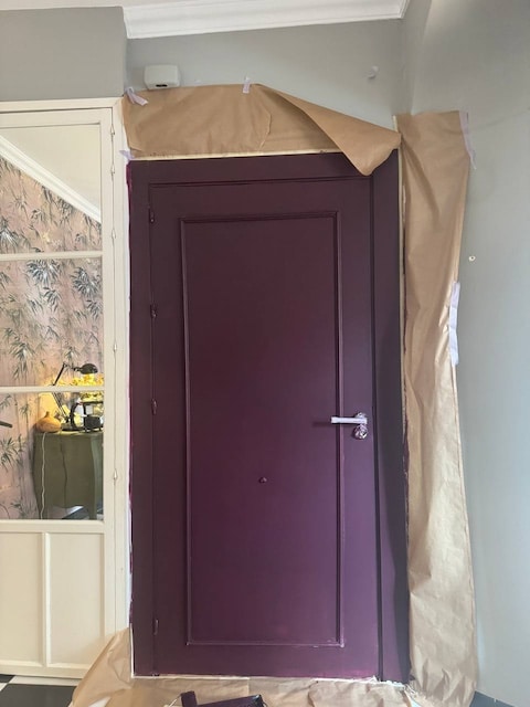 Puerta de entrada con la pintura para secar